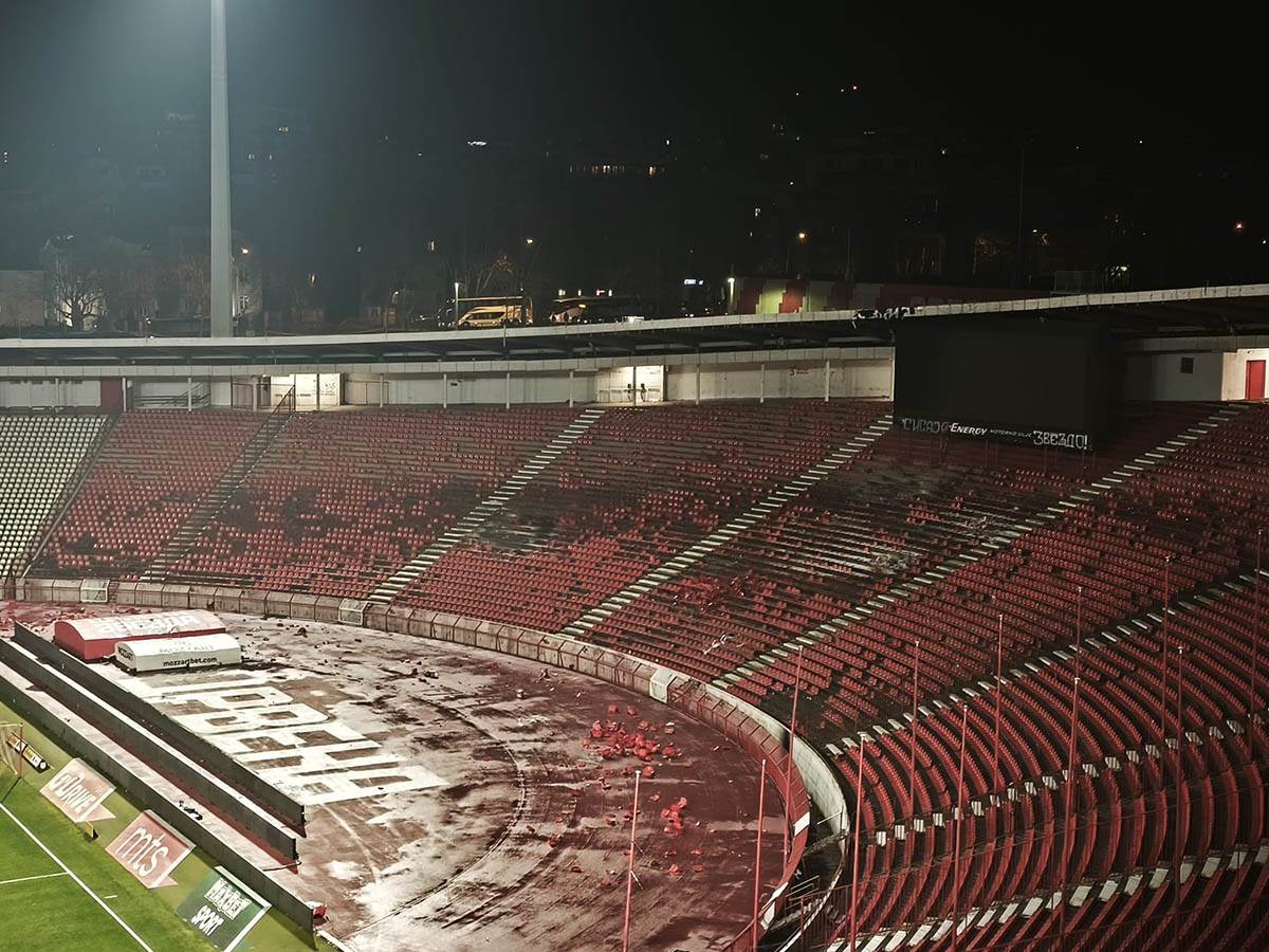 Uništena južna tribina stadiona Crvene zvezde (5).jpg