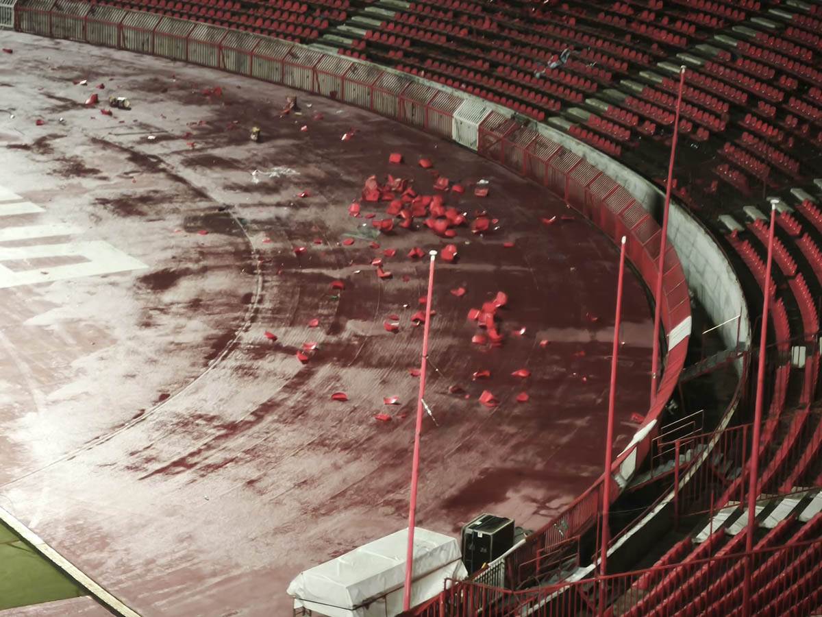 Uništena južna tribina stadiona Crvene zvezde (1).jpg