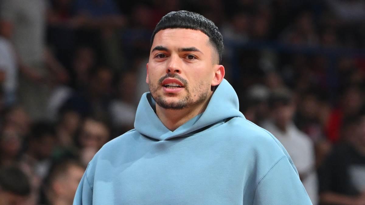 Nemanja Radonjić u plavom duksu.