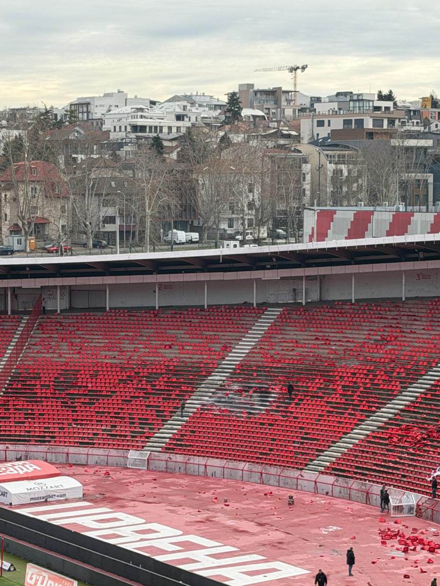 Zapaljene stolice na stadionu Zvezde (2).jpg