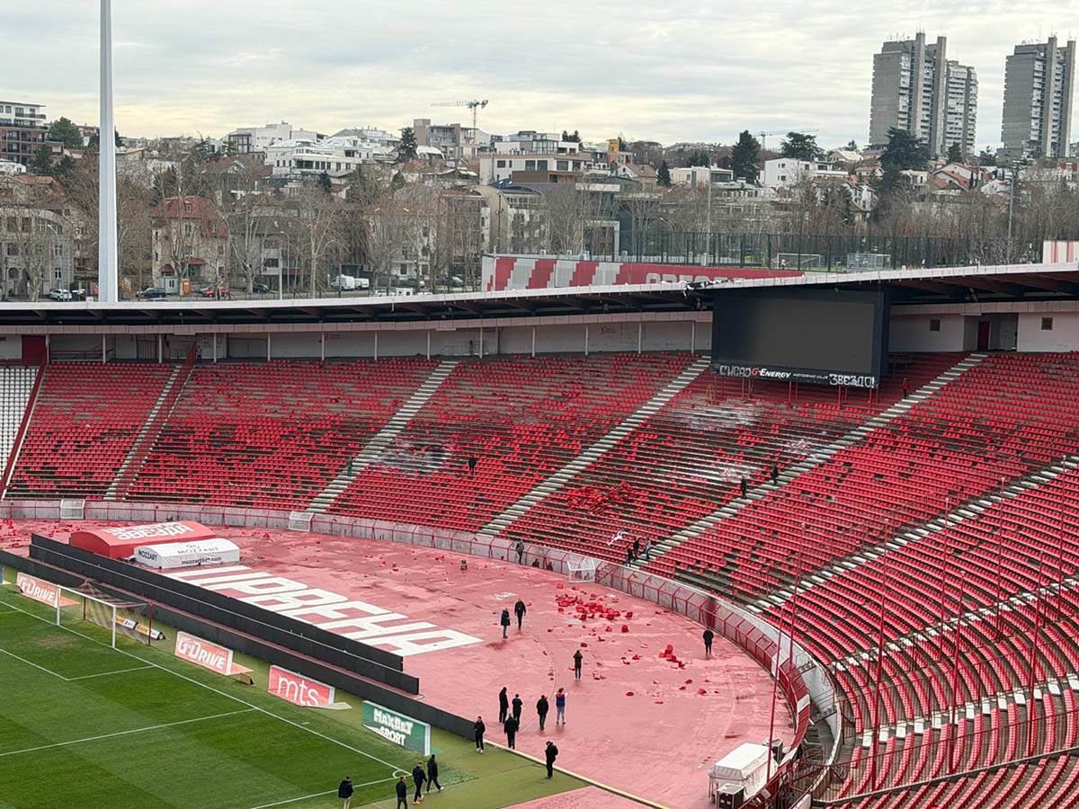 Zapaljene stolice na stadionu Zvezde (3).jpg