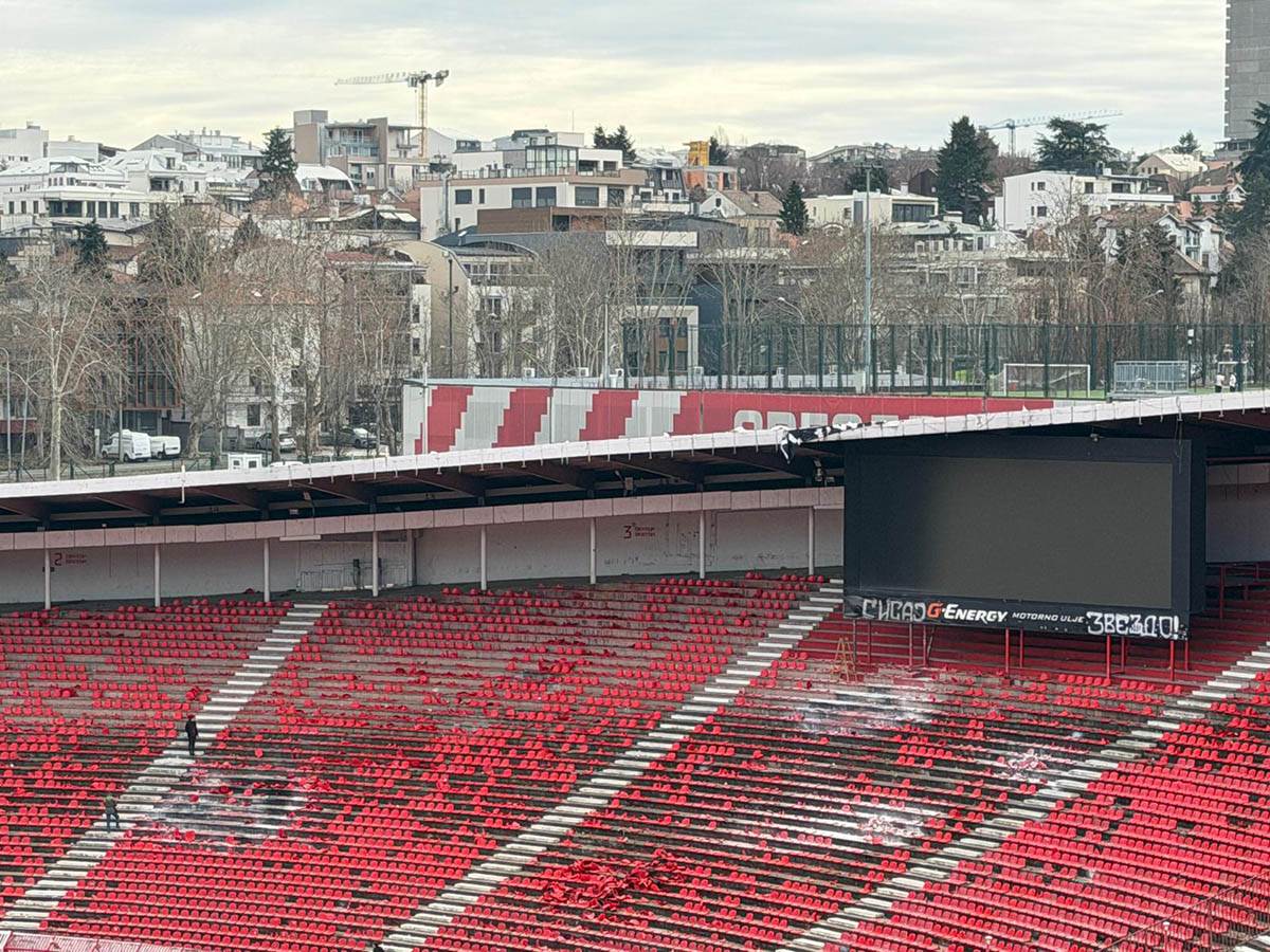 Zapaljene stolice na stadionu Zvezde (4).jpg
