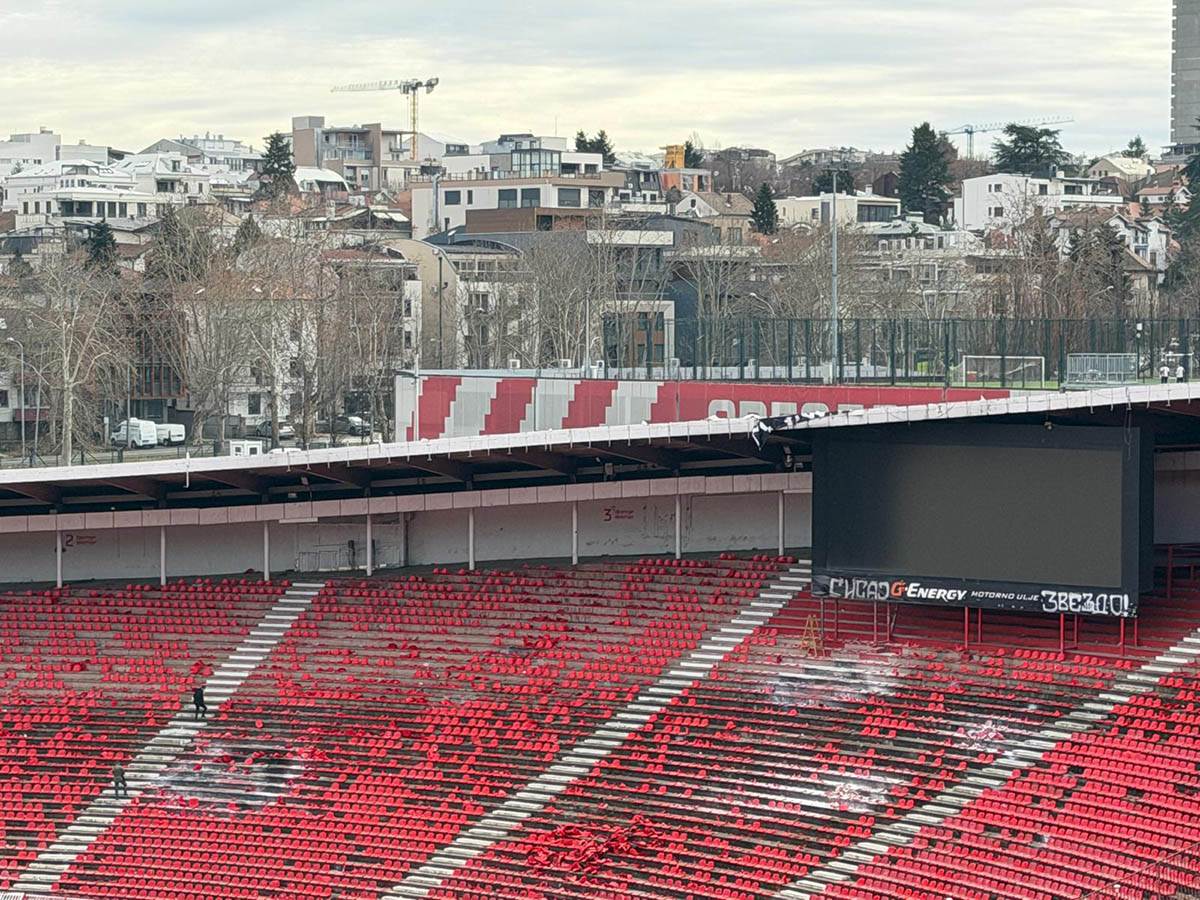 Zapaljene stolice na stadionu Zvezde (5).jpg
