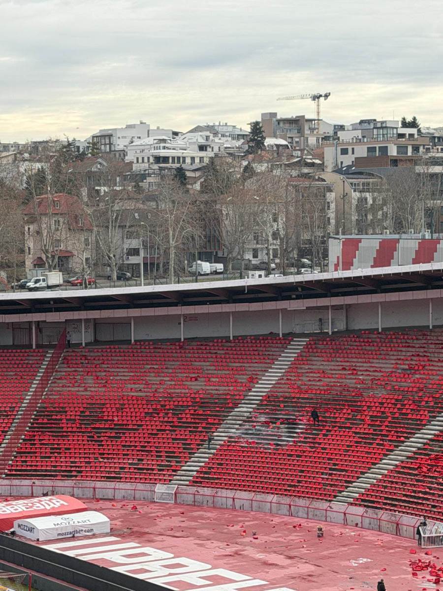 Zapaljene stolice na stadionu Zvezde (6).jpg