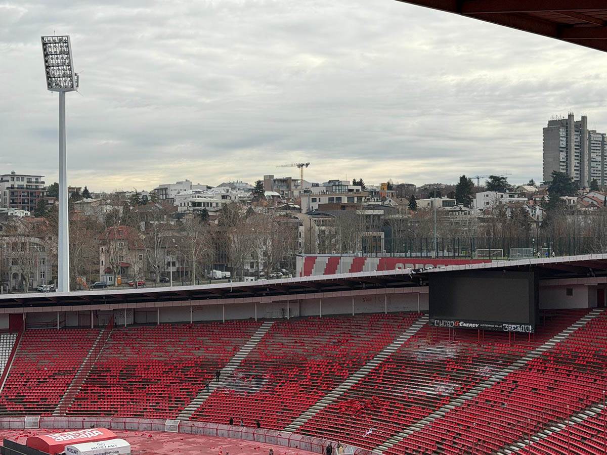 Zapaljene stolice na stadionu Zvezde (7).jpg