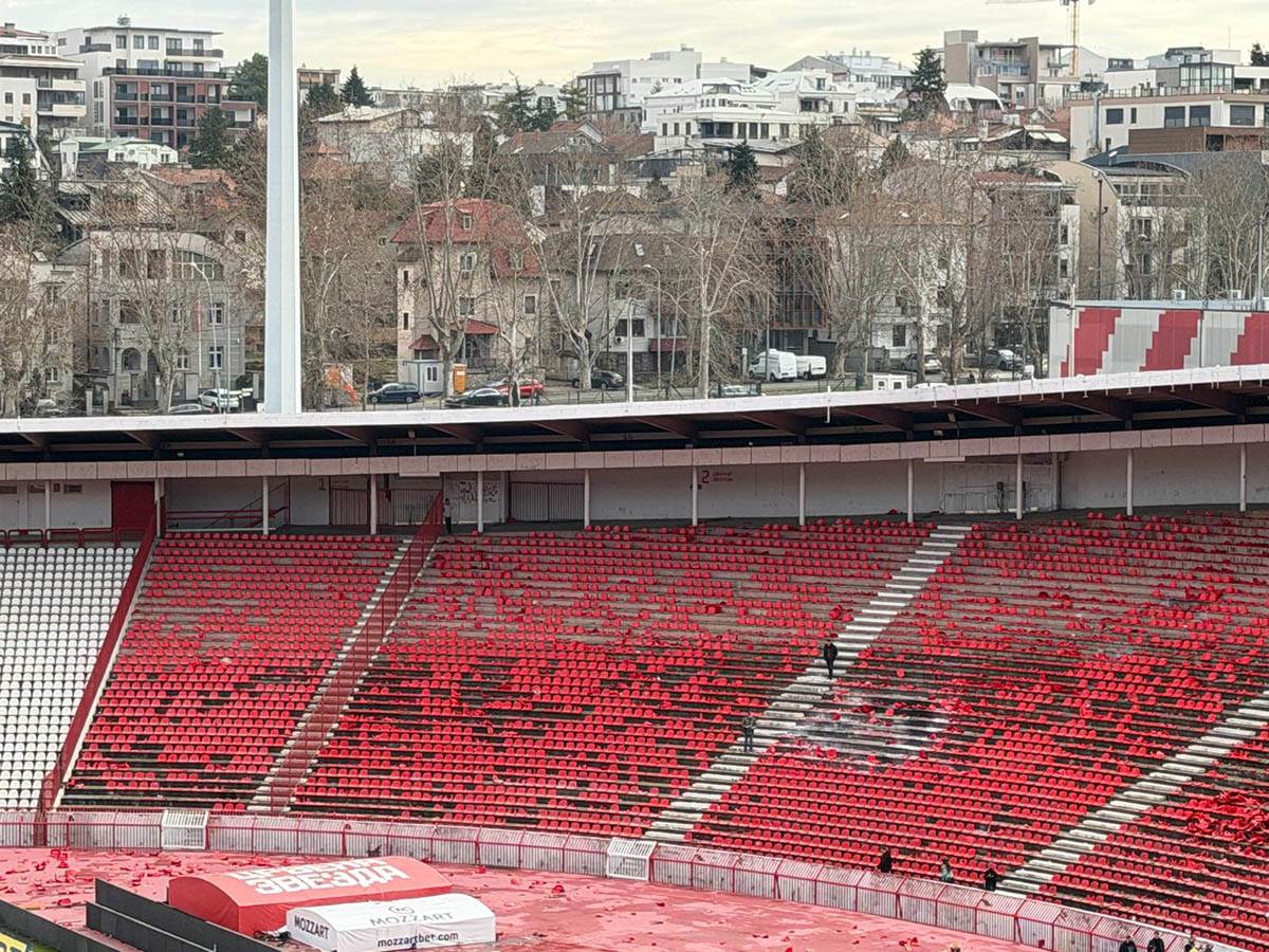 Zapaljene stolice na stadionu Zvezde (8).jpg