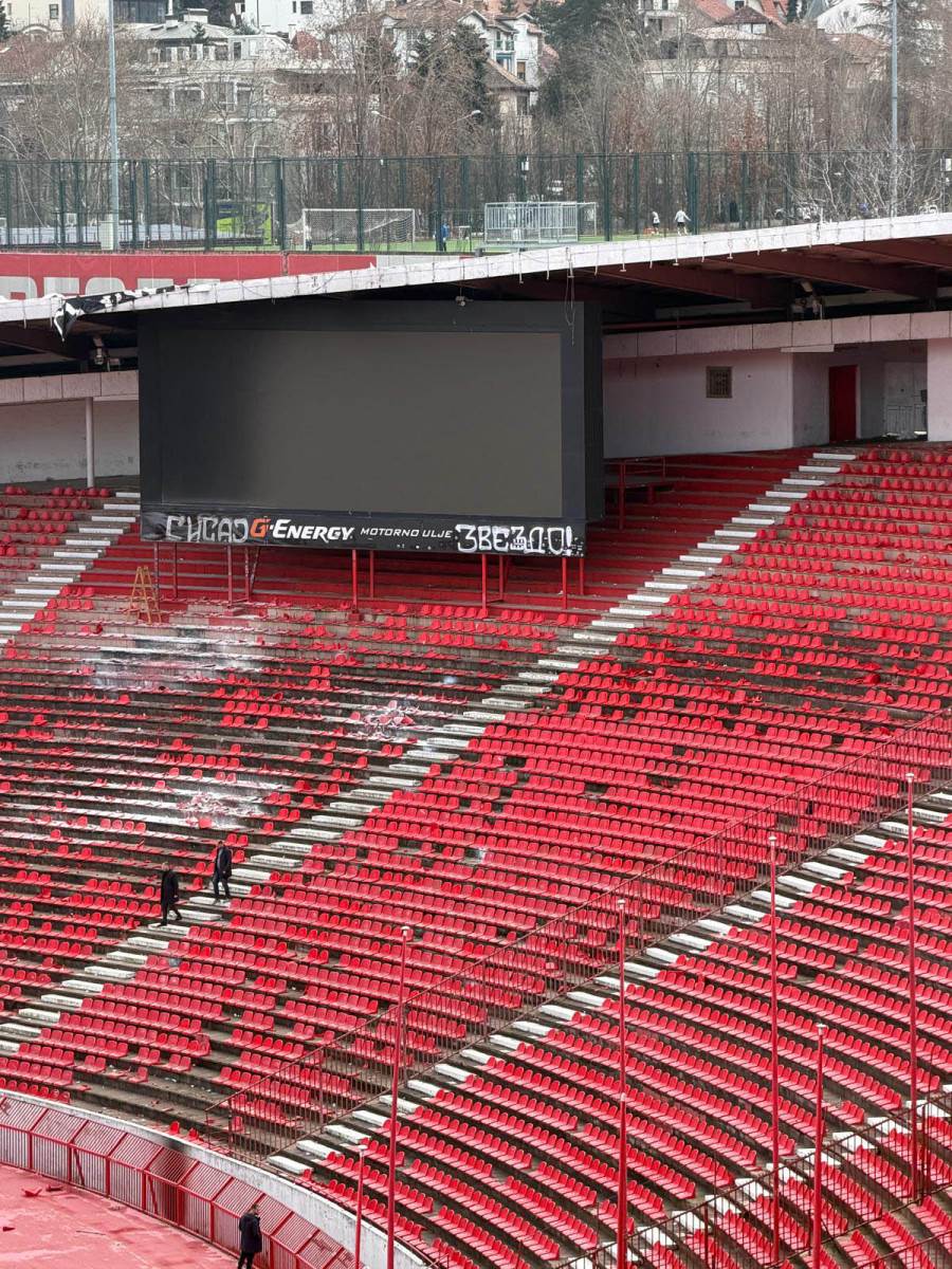 Zapaljene stolice na stadionu Zvezde (1).jpg