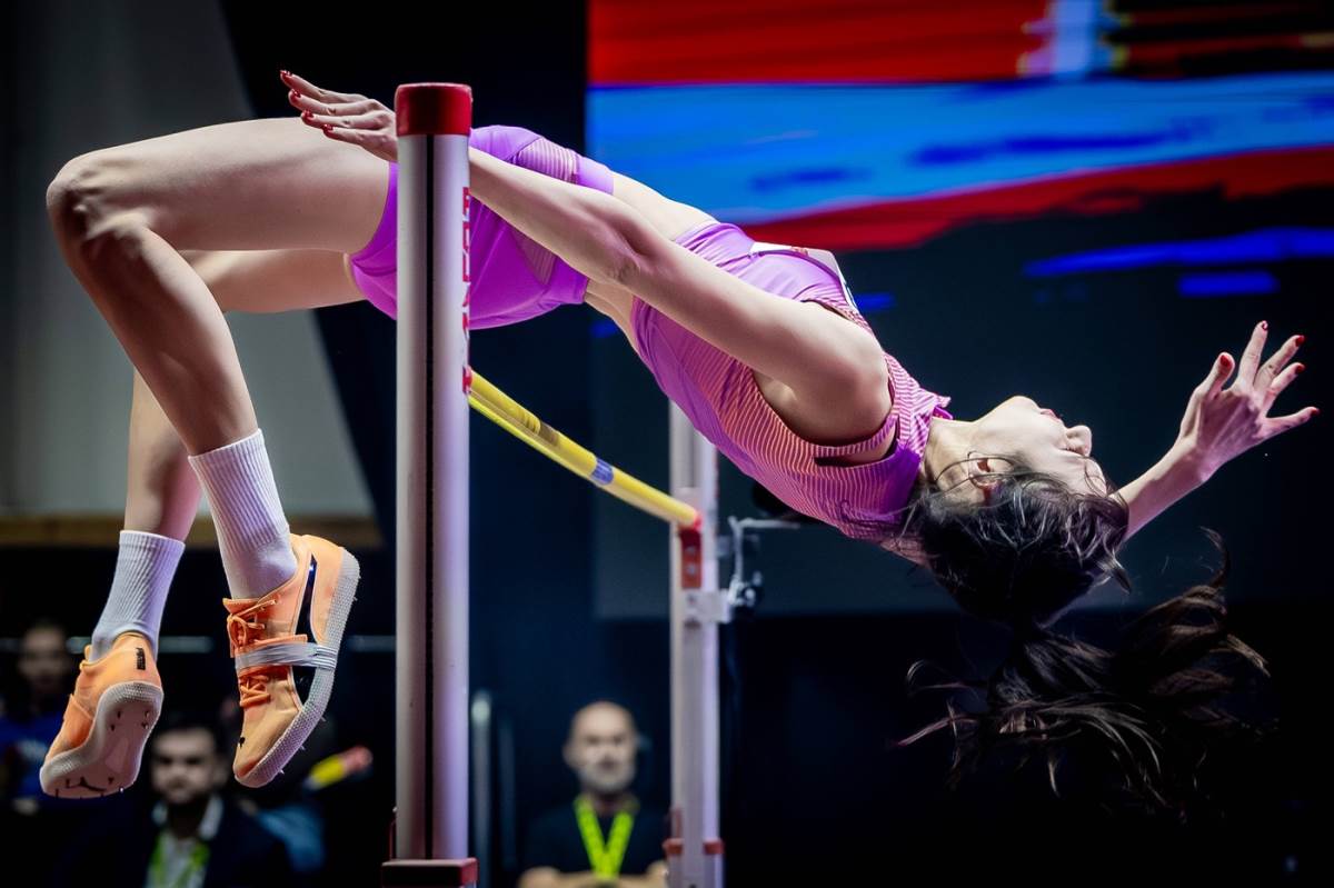 Angelina Topić preskače prepreku na mitingu u Banjskoj Bistrici