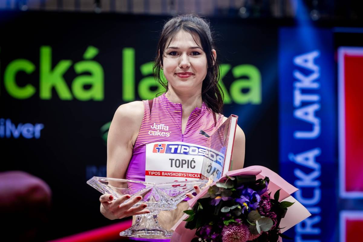 Angelina Topić sa nagradom koju je osvojila na mitingu u Banjskoj Bistrici, nakon što je postavila nacionalni rekord Srbije