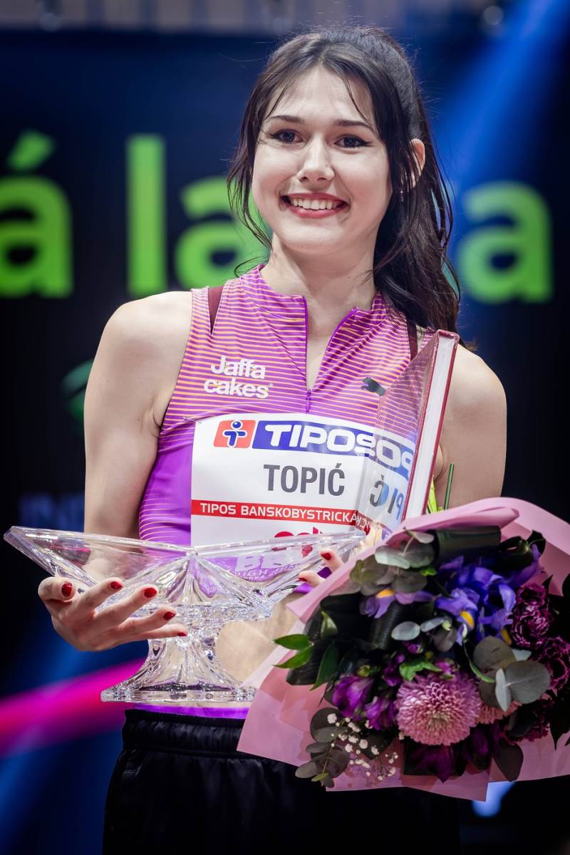 Angelina Topić sa nagradom koju je osvojila na mitingu u Banjskoj Bistrici, nakon što je postavila nacionalni rekord Srbije