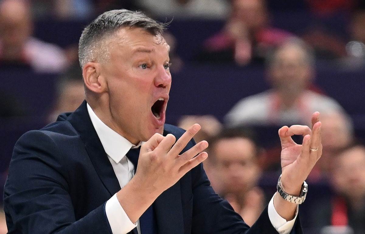 Šarunas Jasikevičijus trener Fenerbahčea daje instrukcije timu