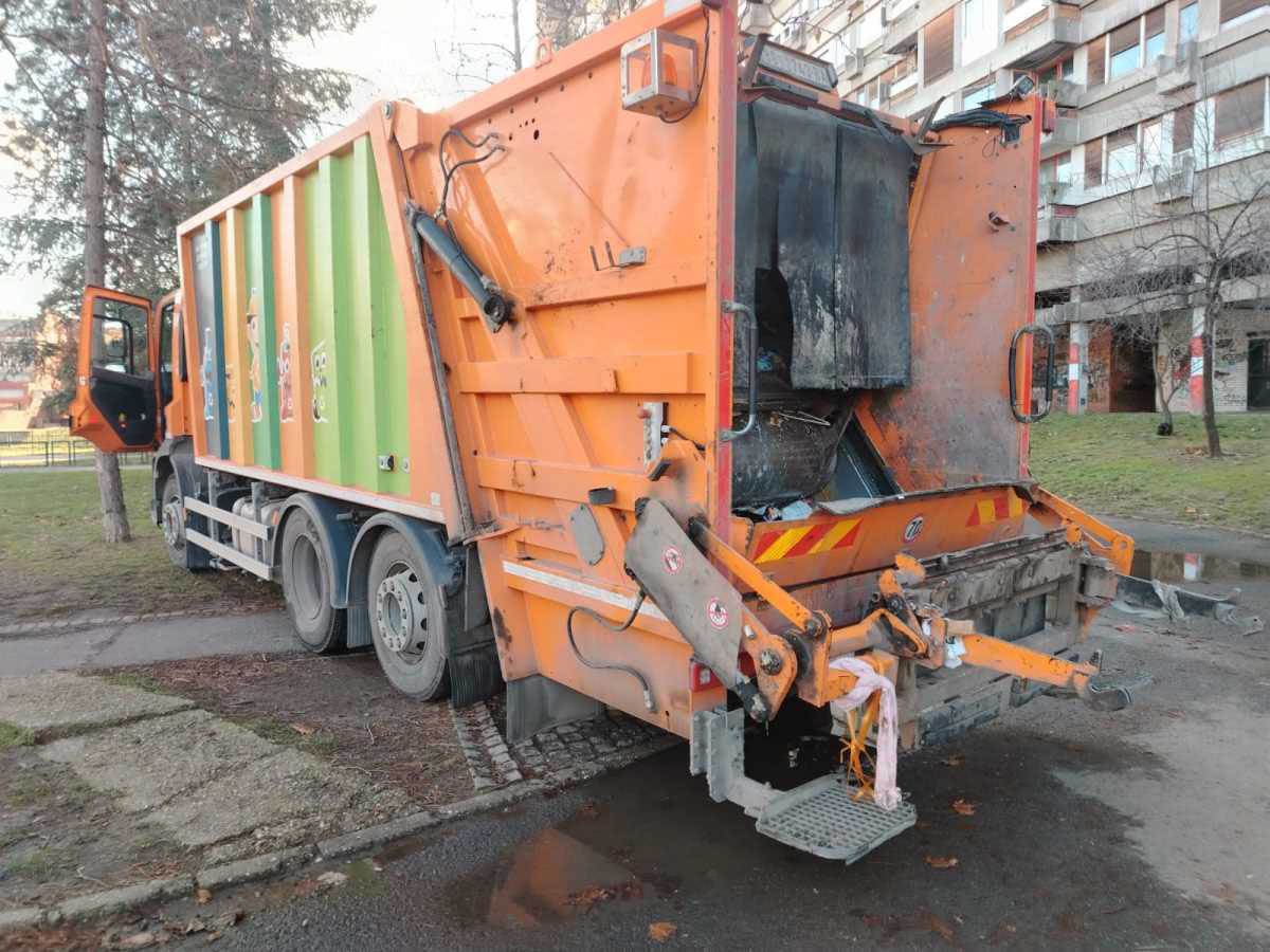 Prve slike saobraćajne nesreće na Novom Beogradu (7).jpg