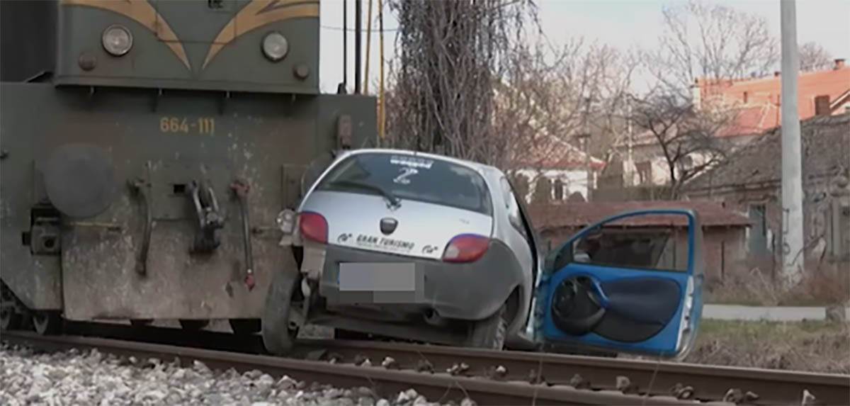 Voz udario u automobil na pružnom prelazu u Požarevcu (4).jpg