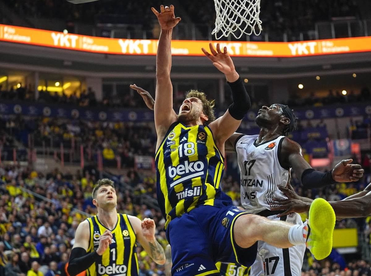 Mikael Jantunen i Isak Bonga u borbi za loptu na meču Ferenrbahče - Partizan