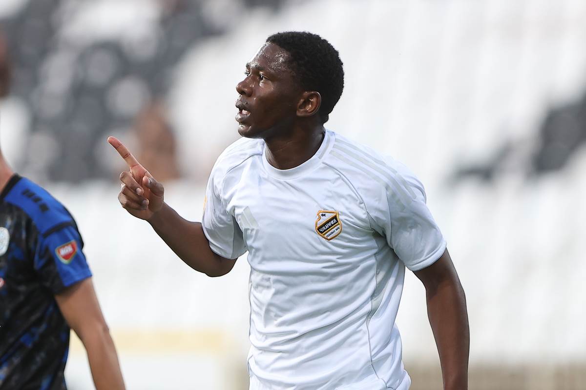 Fudbaler Čukaričkog Sambu Sisoko.