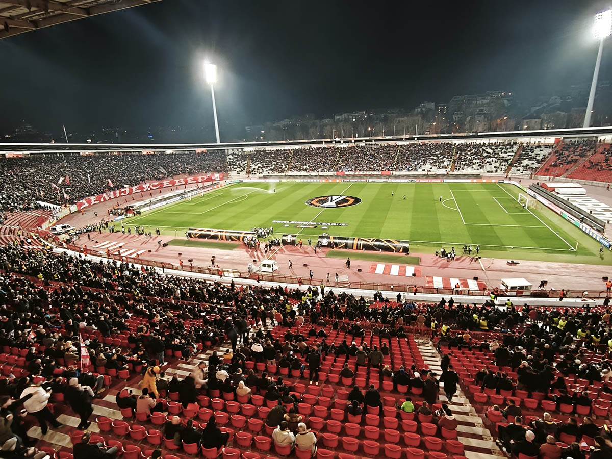 Tribine stadiona Rajko Mitić deset minuta pred početak meča (2).jpg