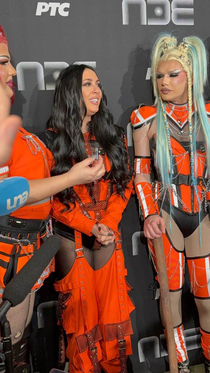 Harem Girls i Ivana sa maljem na scenu Pze (1).jpg