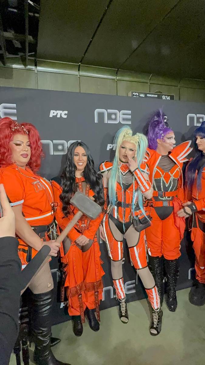 Harem Girls i Ivana sa maljem na scenu Pze (2).jpg