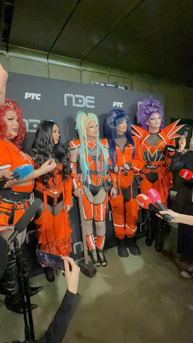 Harem Girls i Ivana sa maljem na scenu Pze (5).jpg