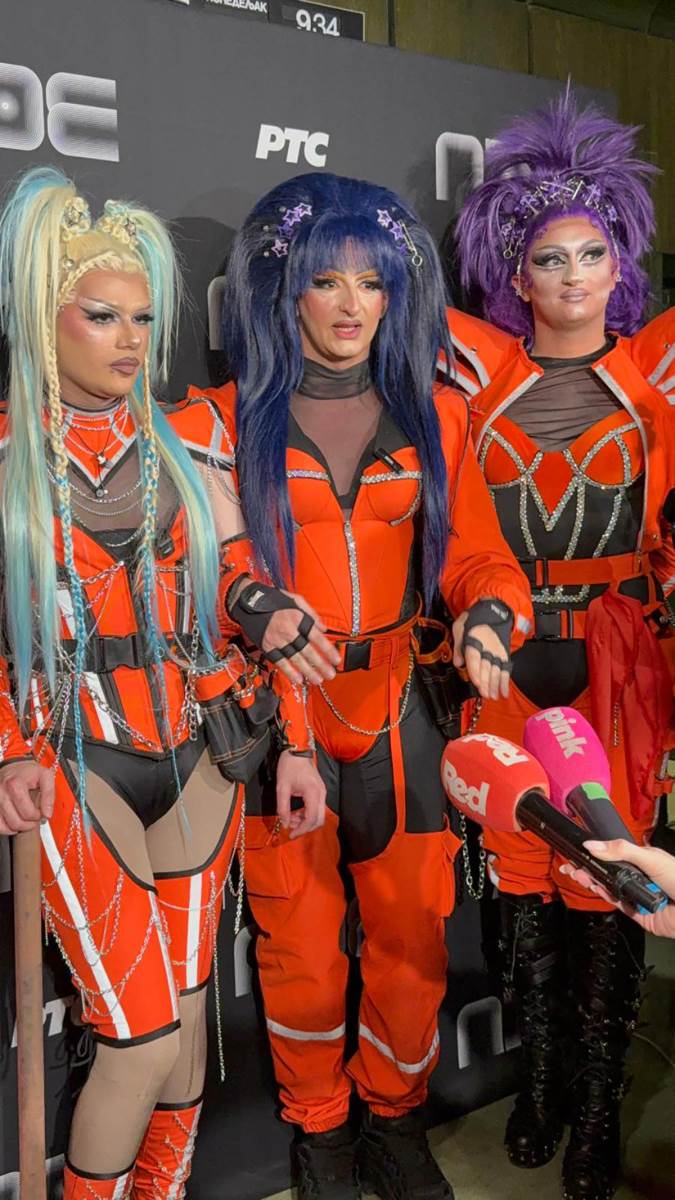 Harem Girls i Ivana sa maljem na scenu Pze (6).jpg