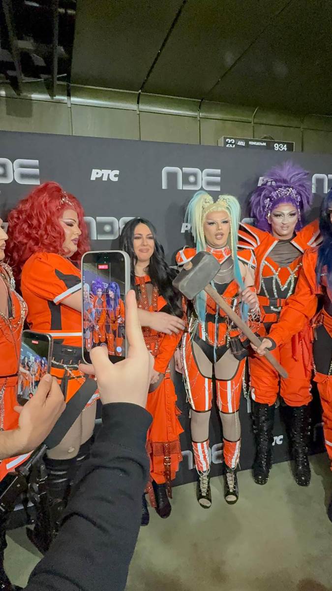 Harem Girls i Ivana sa maljem na scenu Pze (7).jpg