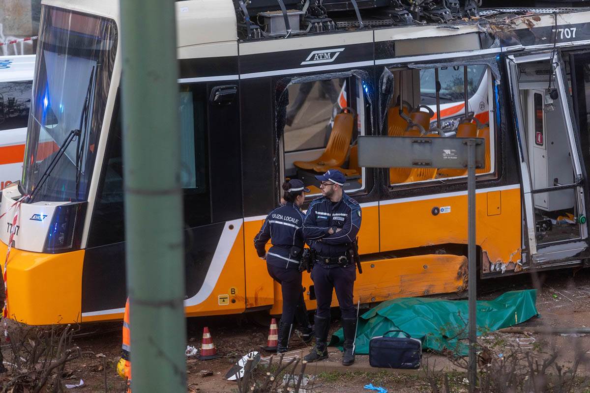Tramvaj iskočio iz šina u Milanu (3).jpg