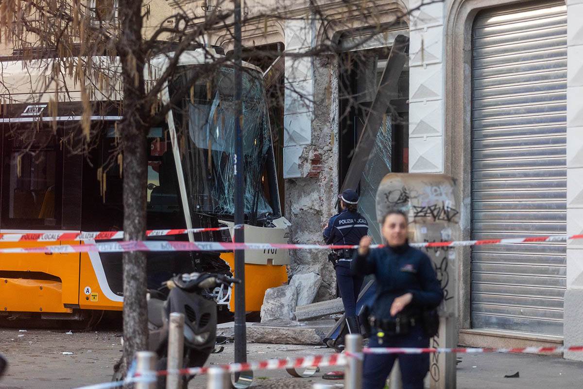 Tramvaj iskočio iz šina u Milanu (6).jpg
