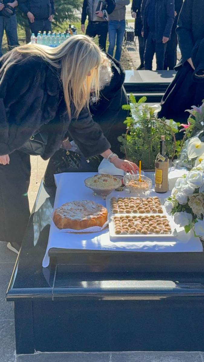 Neutesna Suzana sa sinom i cerkom na pomenu Sasi Popovicu (3).jpg