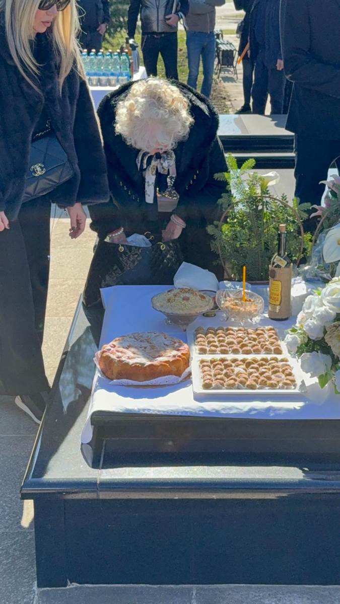 Neutesna Suzana sa sinom i cerkom na pomenu Sasi Popovicu (1).jpg