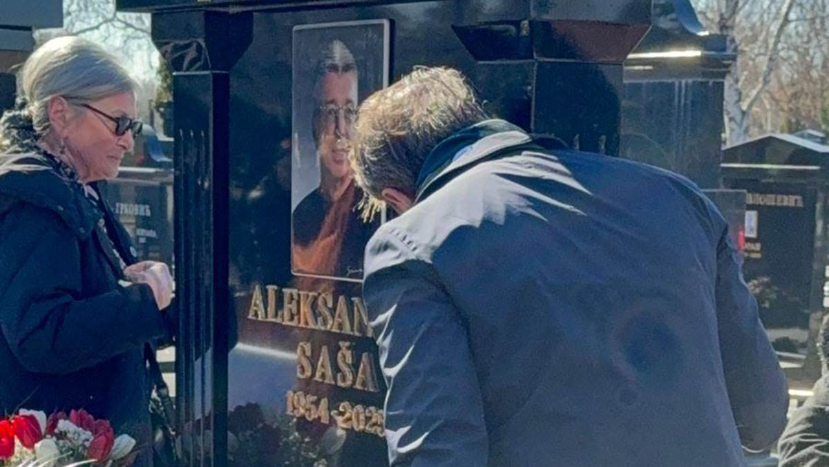 Ostoja Mijailovic poljubio i zagrlio grob Sase Popovica Suzana ga zagrlila (1).jpg