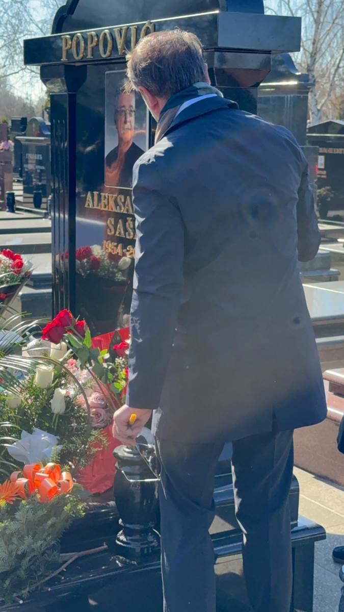Ostoja Mijailovic poljubio i zagrlio grob Sase Popovica Suzana ga zagrlila (2).jpg