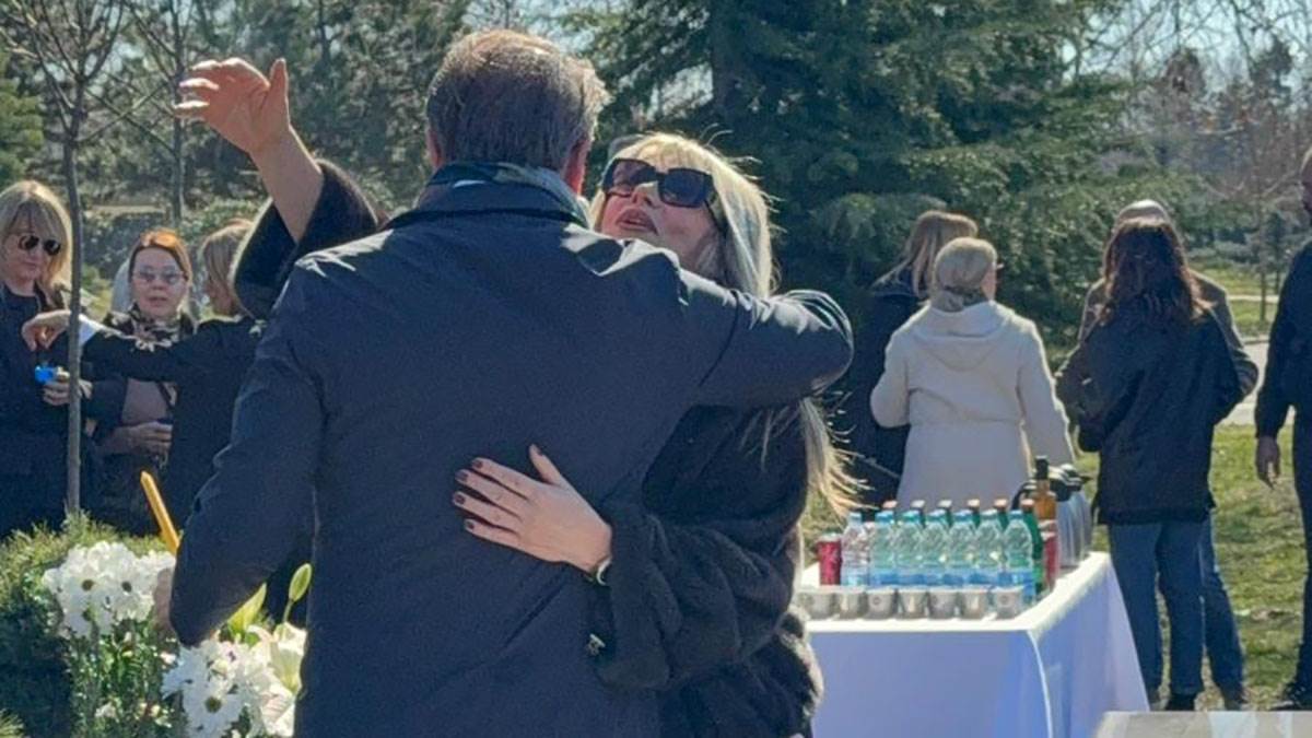 Ostoja Mijailovic poljubio i zagrlio grob Sase Popovica Suzana ga zagrlila (4).jpg