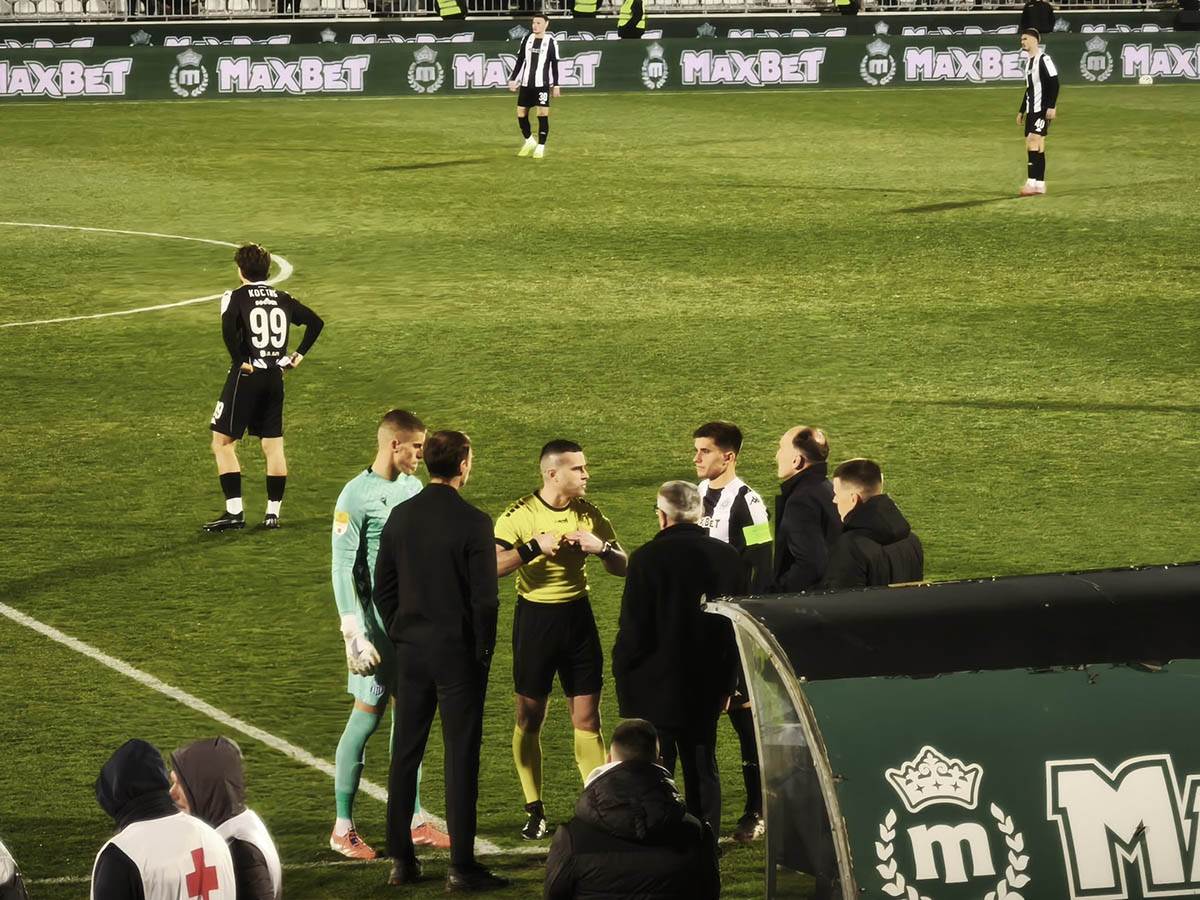 Sudija Milan Ilić objašnjava kapitenima i trenerima da ne radi VAR u Humskoj (1).jpg