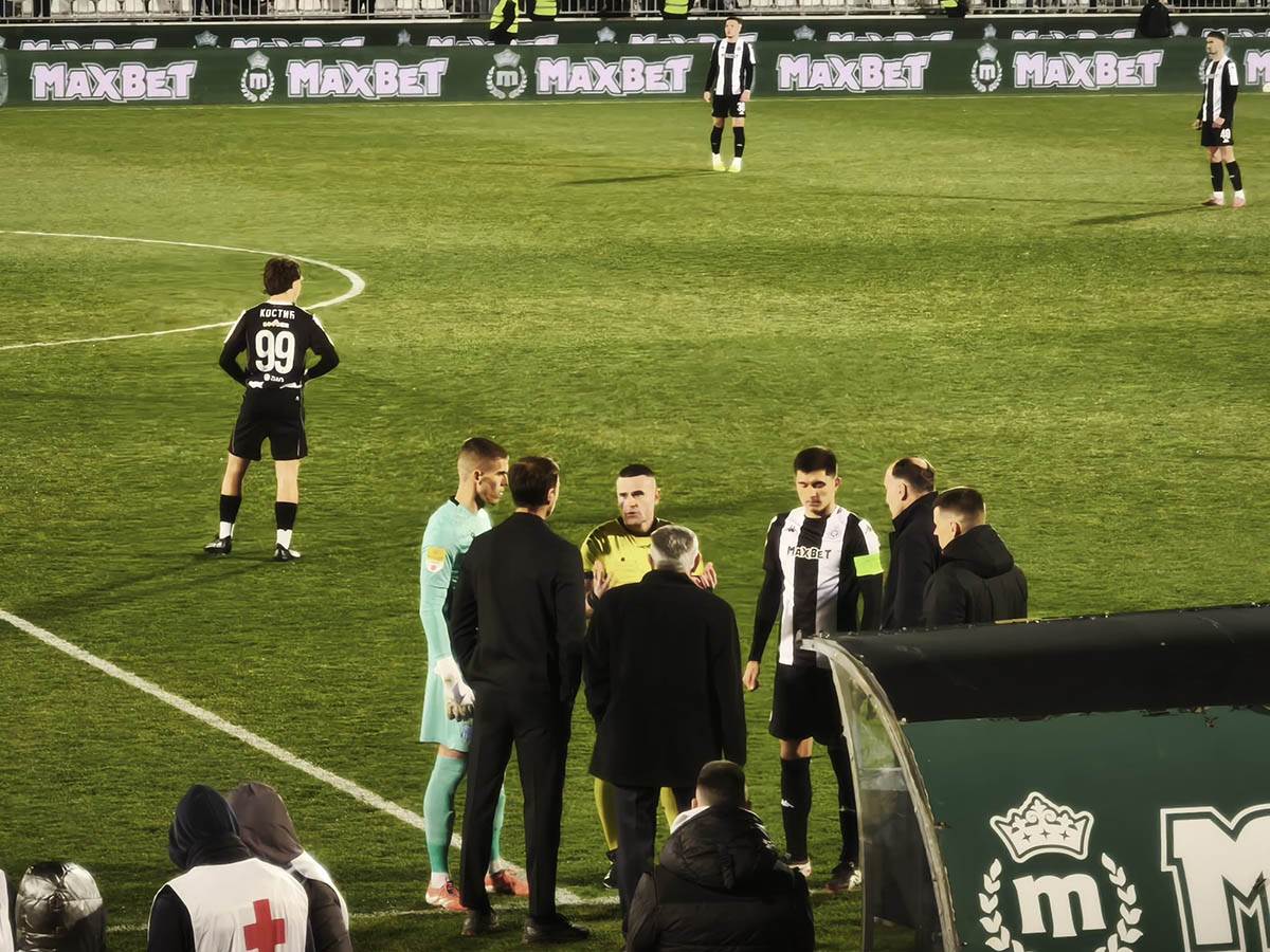 Sudija Milan Ilić objašnjava kapitenima i trenerima da ne radi VAR u Humskoj (5).jpg