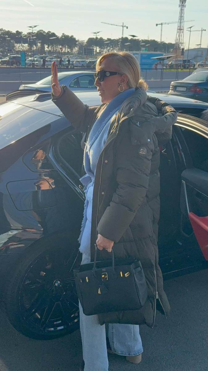 Lepa Brena, Boba Zivojinovic i Viktor stigli u Beograd (1).jpg