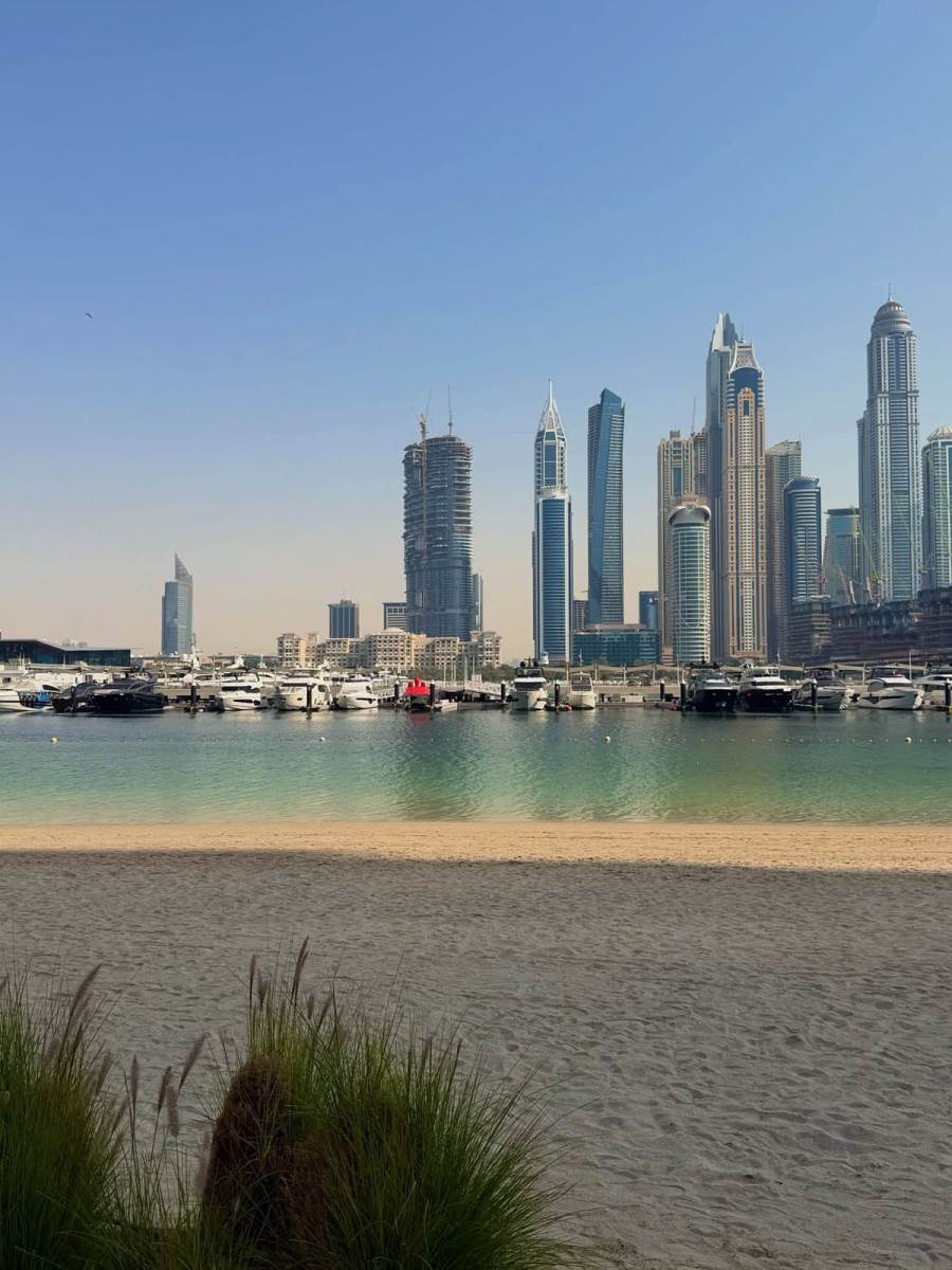 Anja Bla uživa u Dubaiju dok padaju bombe (6).jpg