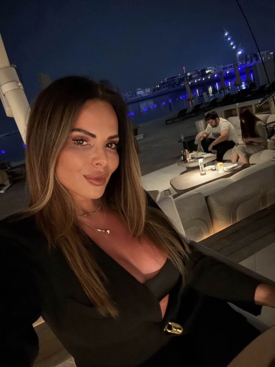 Sonja Vuksanović pozira u Dubaiju i jeku bombaških napada (3).png