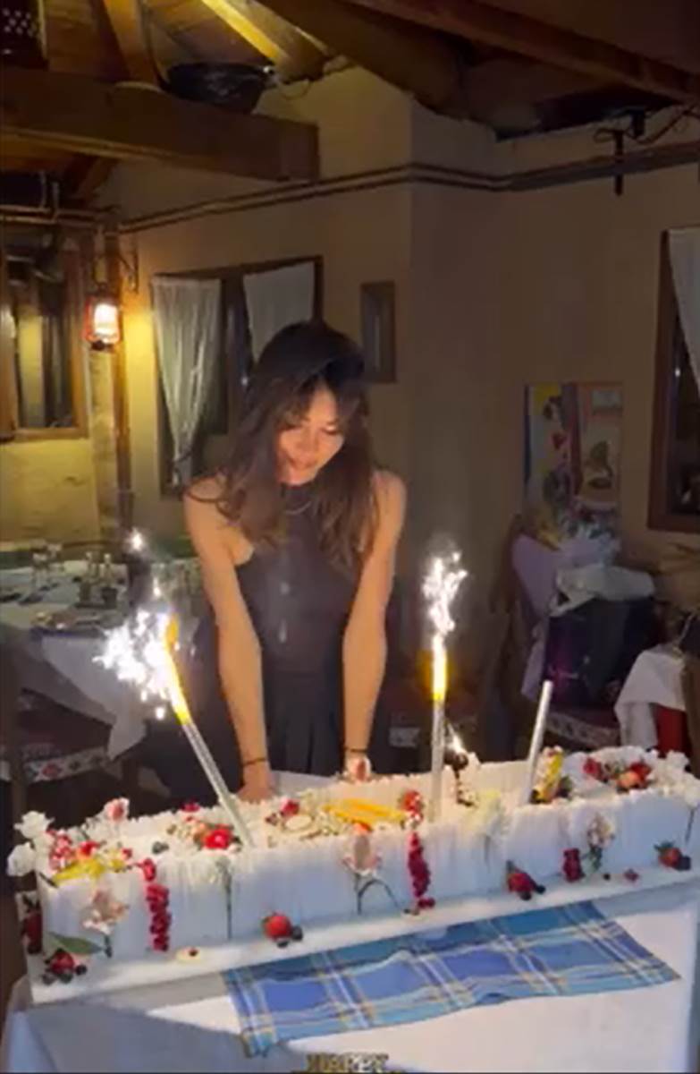 Sloboda Mićalović zapevala na rođendanu sestre Dragane Oduvala hit Lepe Brene (2).png