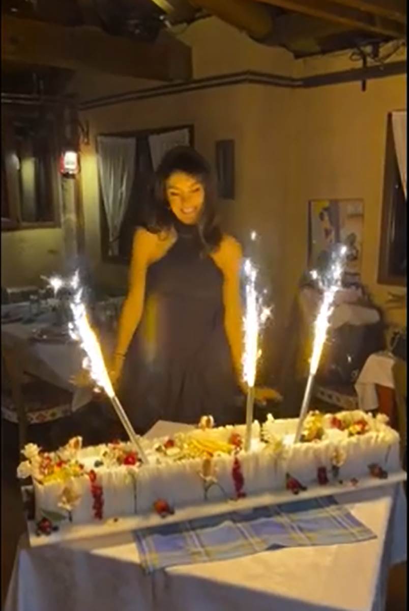 Sloboda Mićalović zapevala na rođendanu sestre Dragane Oduvala hit Lepe Brene (4).png