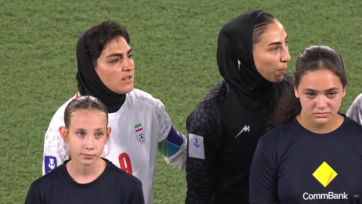 Fudbalerke Irana slušaju himnu.