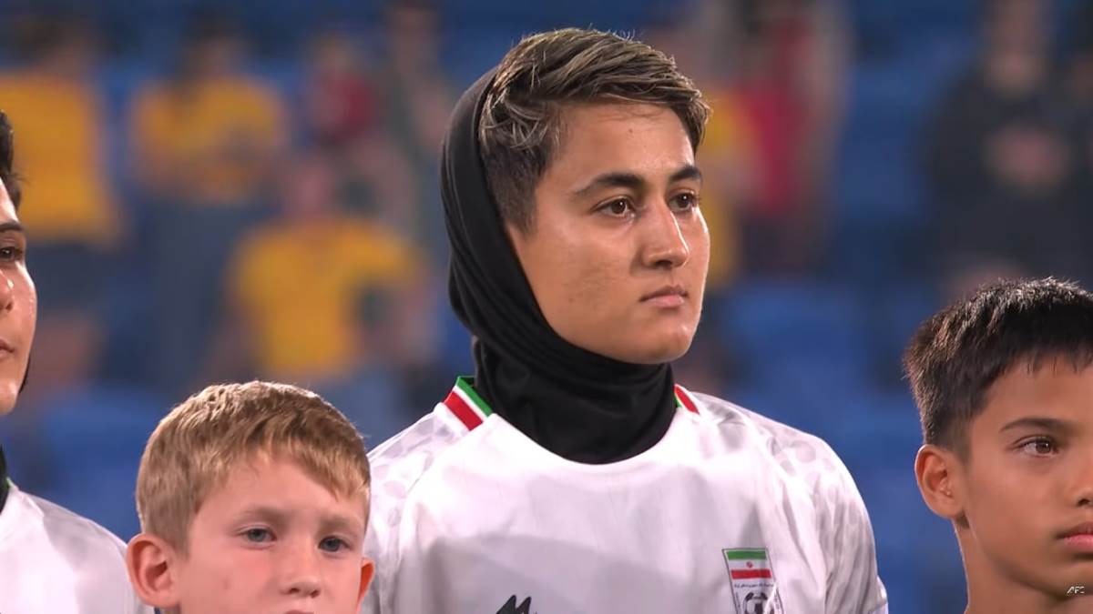 Fudbalerke Irana slušaju himnu.