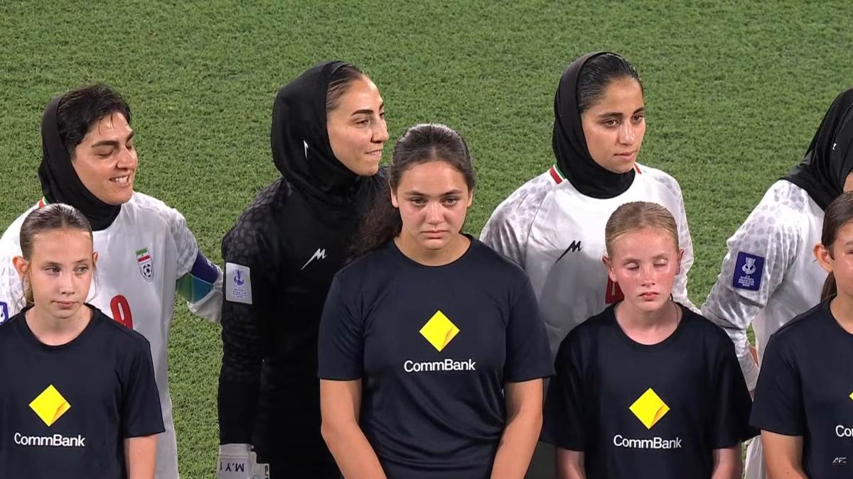 Fudbalerke Irana slušaju himnu.