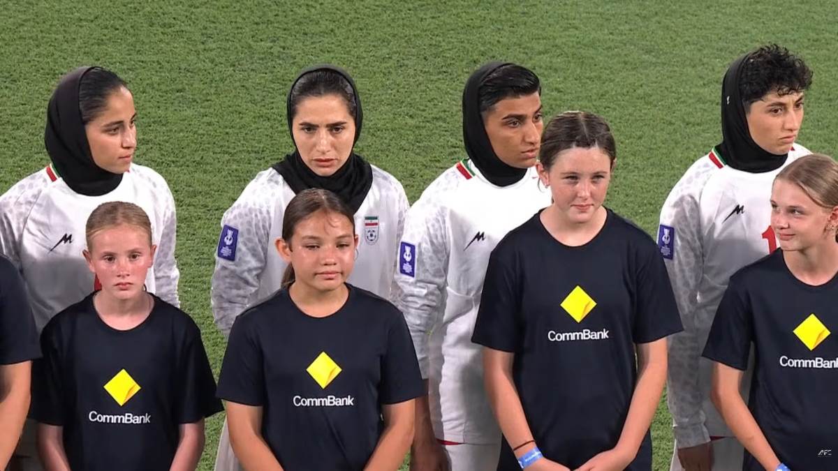 Fudbalerke Irana slušaju himnu.