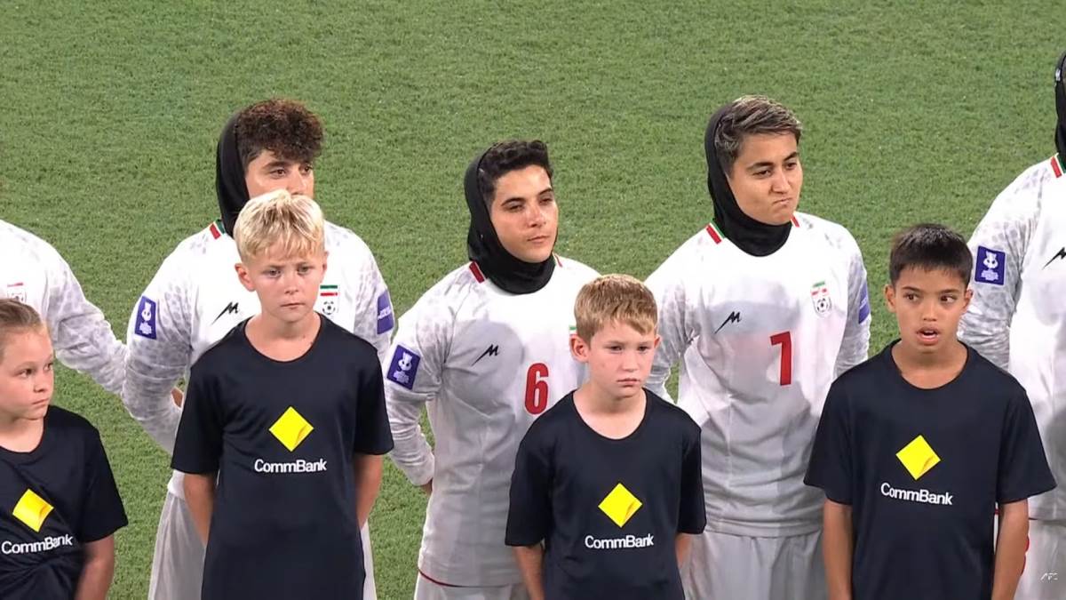 Fudbalerke Irana slušaju himnu.