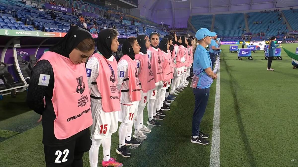 Fudbalerke Irana slušaju himnu.