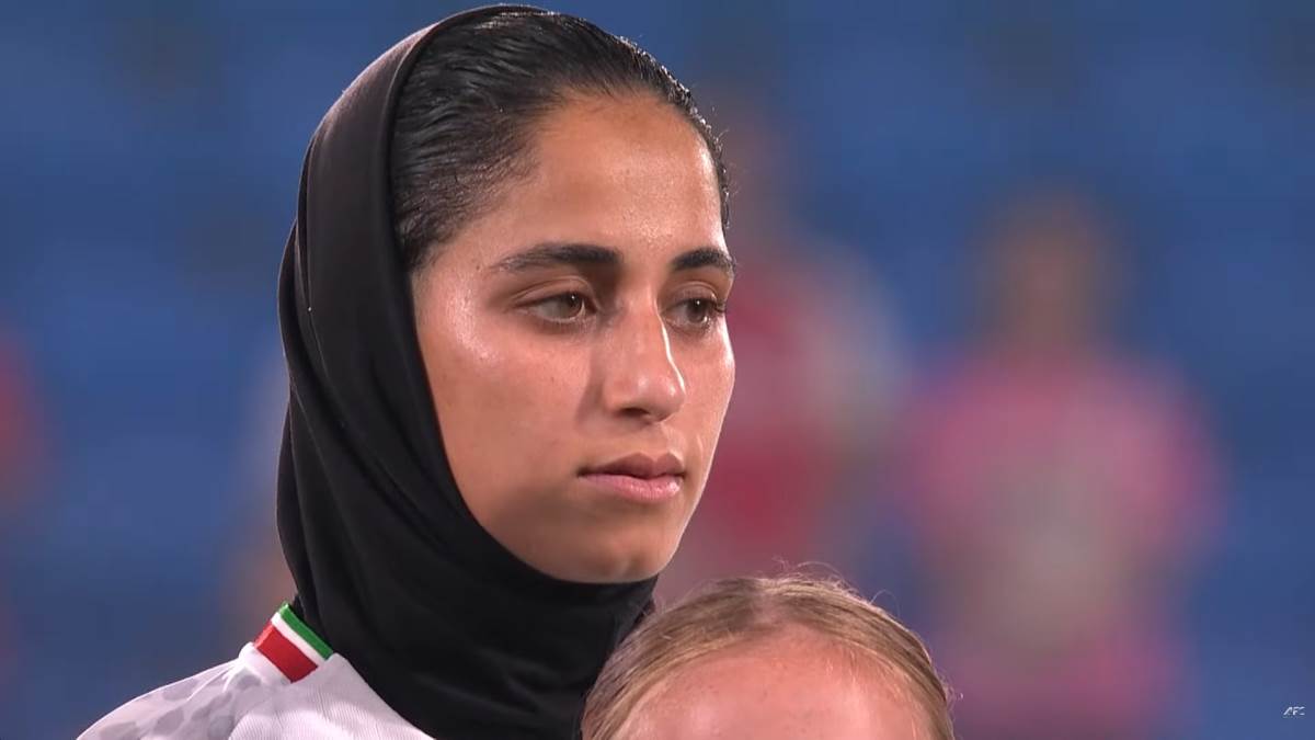 Fudbalerka Irana sluša himnu.