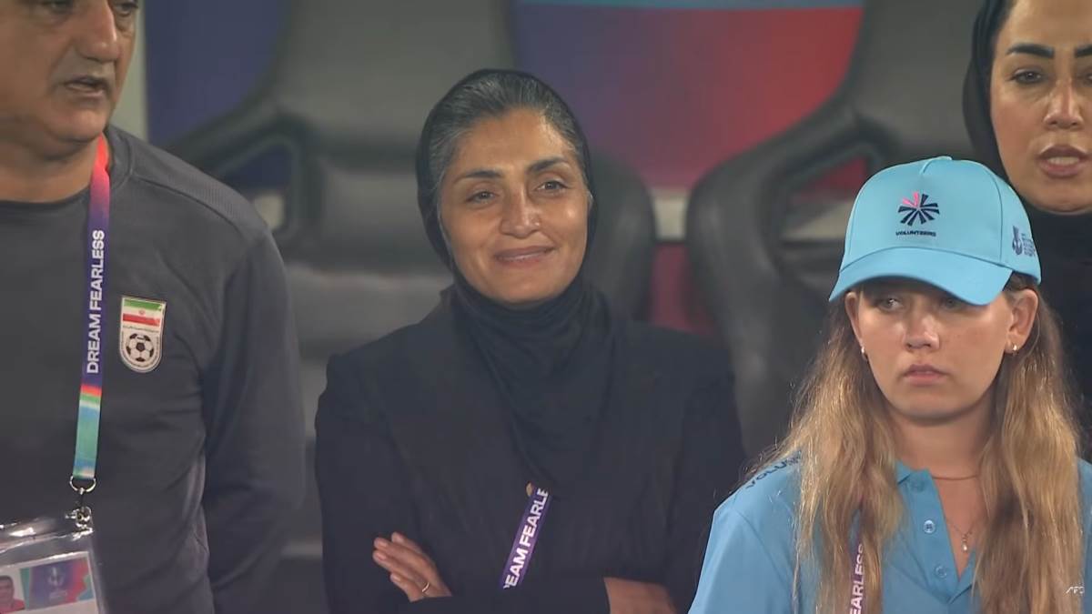 Selektorka Irana se smeje.