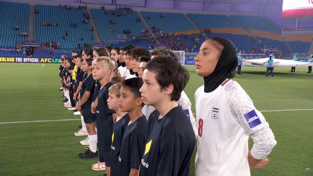 Fudbalerke Irana slušaju himnu.