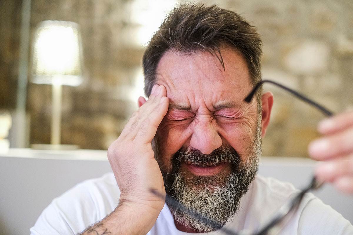 Muškarac se drži za glavu