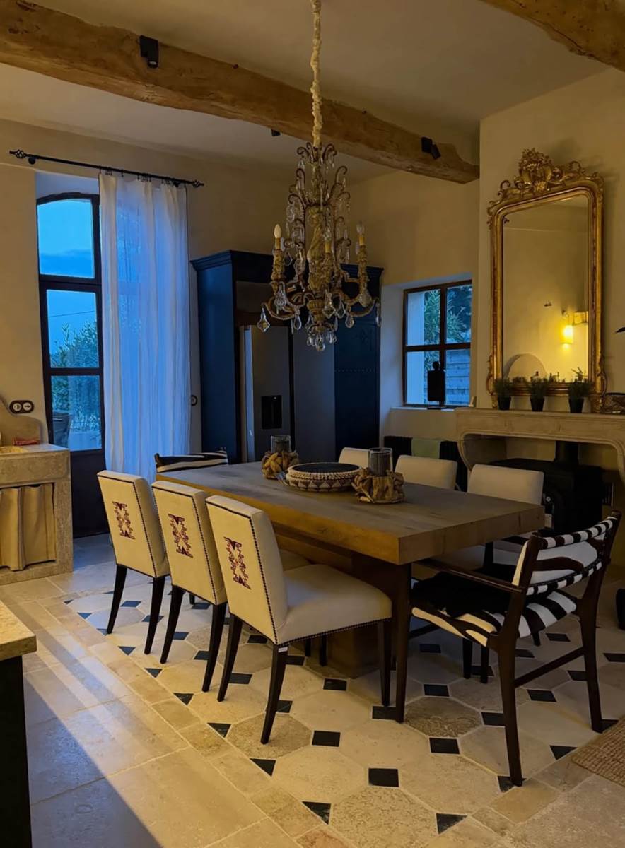 Od Elene Đokovići kupili vilu i kokošinjac sa kristalnim lusterom, sad pokazala vilu u Francuskoj